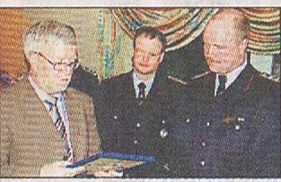 Jubilar Peter Thoben (rechts) B&uuml;rgermeister Johannes Budde (links) stv. Gemeindebrandmeister Uwe Schr&ouml;der (Mitte)