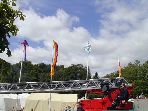 Flaggen der Jugendfeuerwehr, des Landes Niedersachsen, einer Dummy- Fahne als Ersatz für die nicht verfügbare Gemeindeflagge und die Flagge der Bundesrepublick Deutschland wehen über dem Zeltplatz