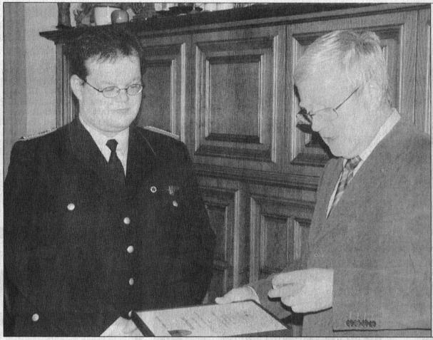 Jubilar Eilert B&uuml;scherhoff (links) B&uuml;rgermeister Johannes Budde (rechts)