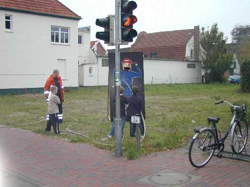 Ein genaues Zielen ist erforderlich, um die Figur zum Umkippen zu bewegen.