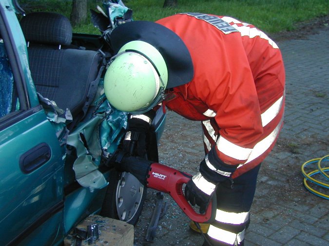 W&auml;hrend bei einem der Fahrzeuge die Annahme getroffen wurde, dass ein Zugang lediglich vom Heck aus m&ouml;glich ist, wurde bei dem zweiten Fahrzeug ein &Ouml;ffnung von der Seite vorgenommen. Hierbei wurde der Vorteil des Einsatzes einer sogenannten Tigers&auml;ge deutlich, der jedoch durch gr&ouml;�eren L&auml;rm und Spanbildung erkauft wird.